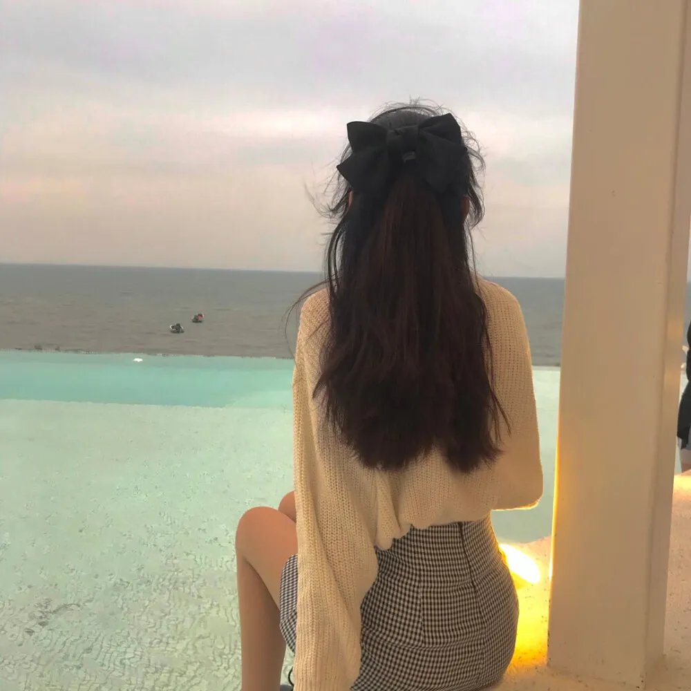 又见六月封面
